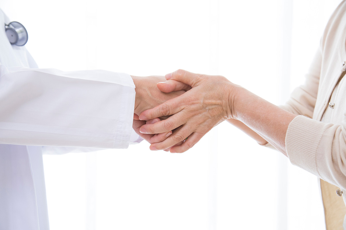 医師と握手をする患者