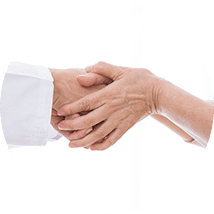 医者と握手する患者